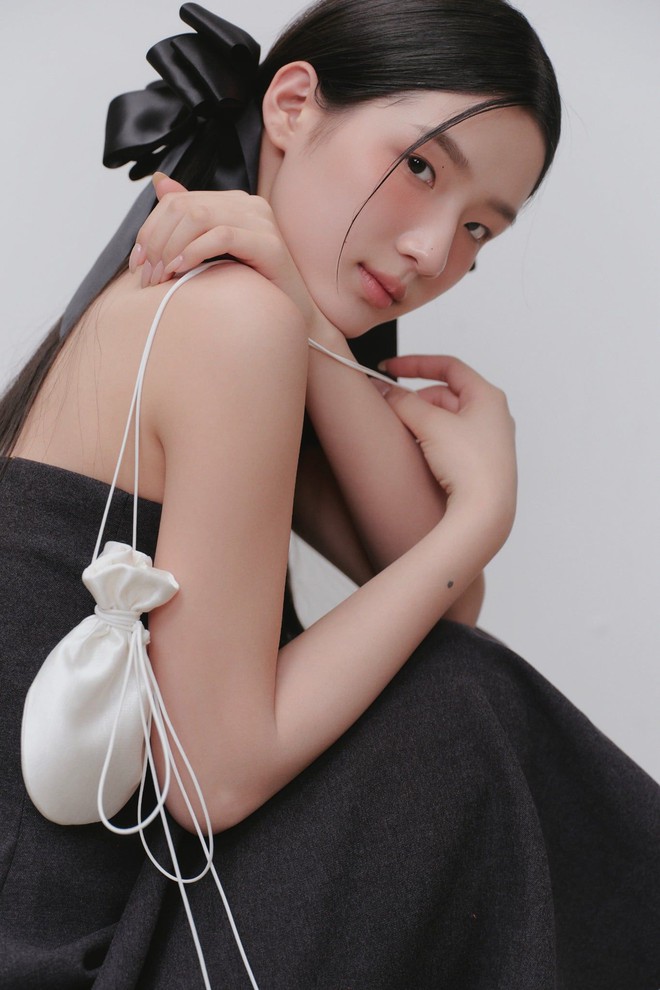 Túi dây rút, phụ kiện giao thoa giữa nét đẹp cổ điển và hiện đại - Ảnh 2.