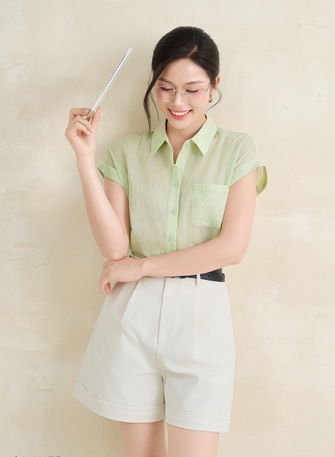 Từ quần shorts trắng đến denim, dấu ấn c&aacute; t&iacute;nh cho ng&agrave;y nắng- Ảnh 6.