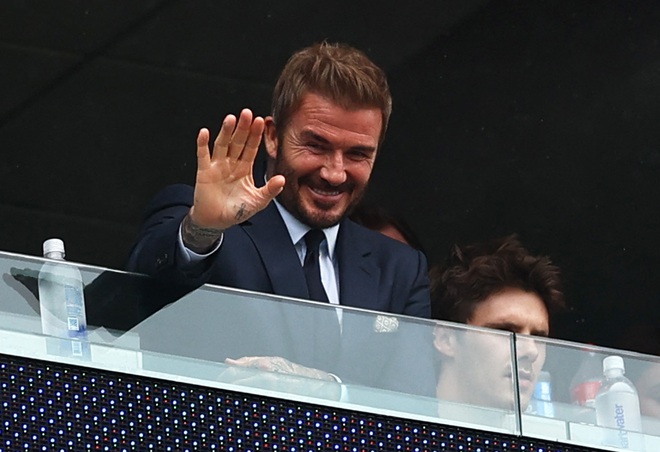Biểu cảm g&acirc;y sốt của Beckham trận Anh h&ograve;a nhạt Ghana: H&ocirc;n gi&oacute;, g&atilde;i tr&aacute;n, &ocirc;m đầu thất vọng v&agrave;&hellip;- Ảnh 1.