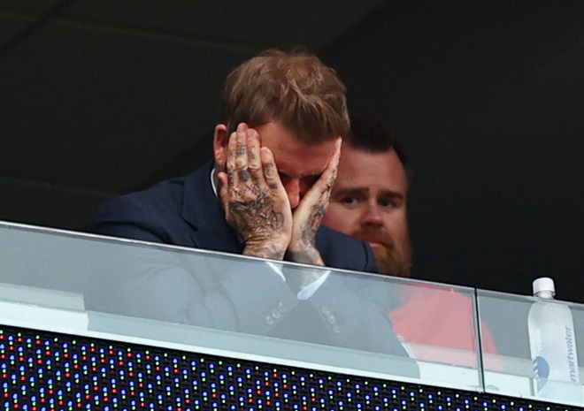 Biểu cảm g&acirc;y sốt của Beckham trận Anh h&ograve;a nhạt Ghana: H&ocirc;n gi&oacute;, g&atilde;i tr&aacute;n, &ocirc;m đầu thất vọng v&agrave;&hellip;- Ảnh 2.