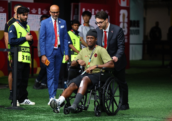 Tiền đạo Canada xuất hiện tr&ecirc;n xe lăn sau chấn thương kinh ho&agrave;ng, FIFA phạt nguội cực nặng sao Qatar- Ảnh 2.
