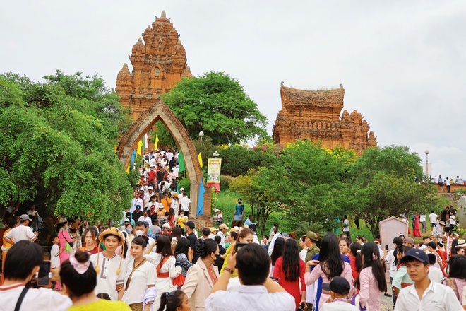 Diễn vi&ecirc;n, nghệ nh&acirc;n 7 tỉnh th&agrave;nh quy tụ tại Ng&agrave;y hội Văn h&oacute;a d&acirc;n tộc Chăm- Ảnh 1.