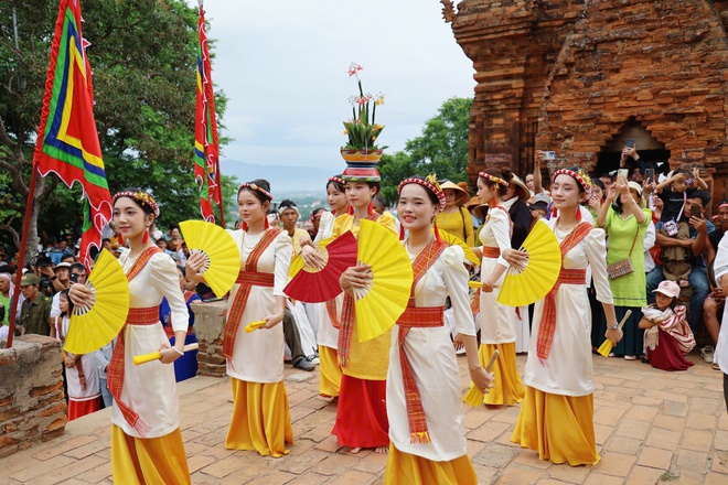 Diễn vi&ecirc;n, nghệ nh&acirc;n 7 tỉnh th&agrave;nh quy tụ tại Ng&agrave;y hội Văn h&oacute;a d&acirc;n tộc Chăm- Ảnh 2.