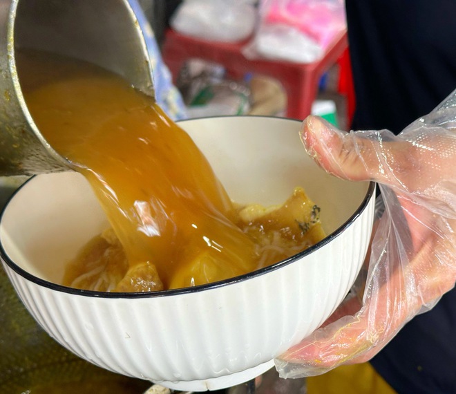 Ăn b&uacute;n c&aacute; Ch&acirc;u Đốc nổi tiếng trung t&acirc;m TP.HCM, t&igrave;m giai thoại 'ng&agrave;y xửa ng&agrave;y xưa' - Ảnh 5.