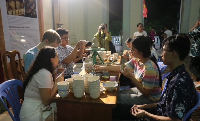 7 giờ tối, nhiều người rủ nhau v&agrave;o bảo t&agrave;ng để l&agrave;m g&igrave;? - Ảnh 1.