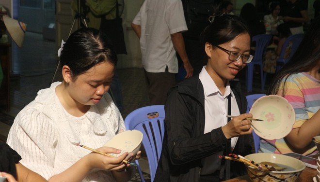 7 giờ tối, nhiều người rủ nhau v&agrave;o bảo t&agrave;ng để l&agrave;m g&igrave;? - Ảnh 4.