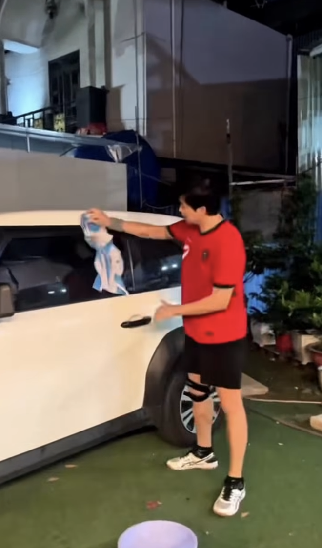 Ca sĩ Tim bị phản ứng gay gắt vụ 'd&ugrave;ng &aacute;o Argentina để rửa xe'- Ảnh 2.