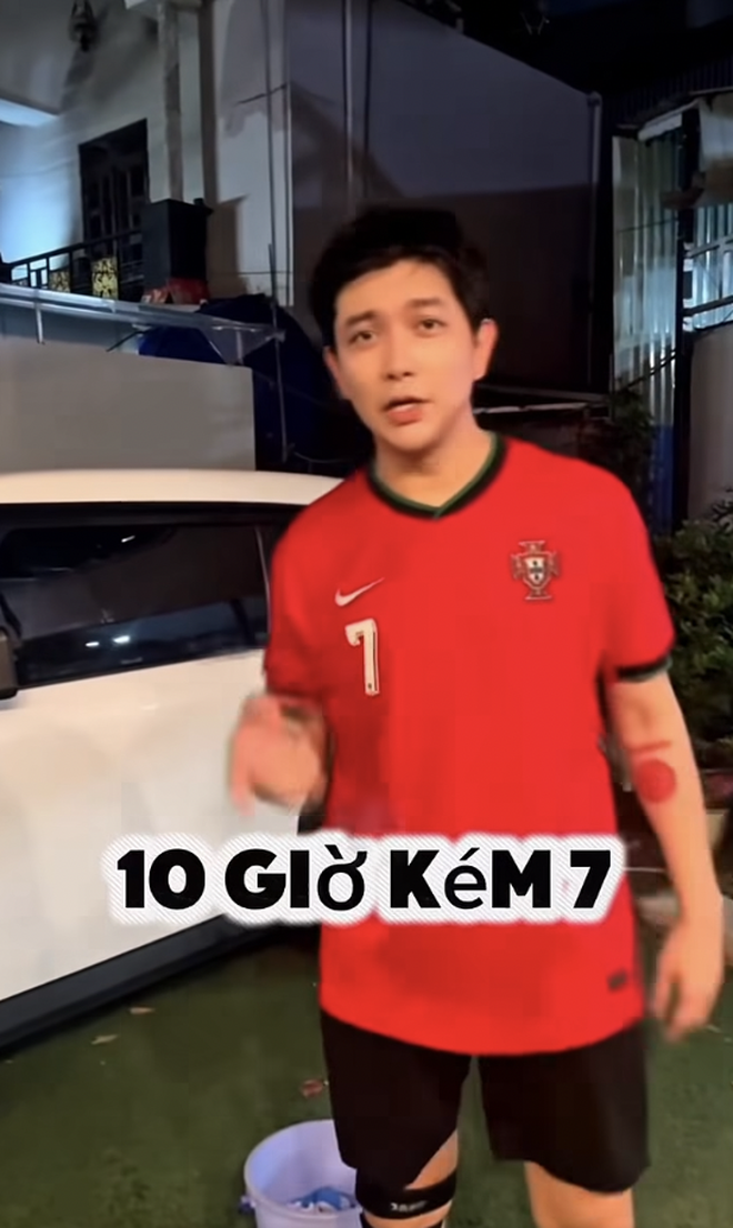 Ca sĩ Tim bị phản ứng gay gắt vụ 'd&ugrave;ng &aacute;o Argentina để rửa xe'- Ảnh 1.