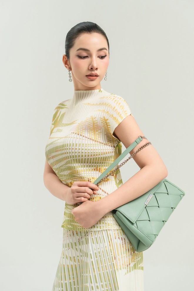 Trang phục xếp ly ăn gian v&oacute;c d&aacute;ng, mang lại vẻ ngo&agrave;i cuốn h&uacute;t- Ảnh 5.