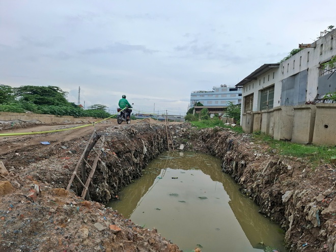 'Ổ g&agrave;' th&agrave;nh hố s&acirc;u, d&acirc;n đi lại nguy hiểm- Ảnh 3.
