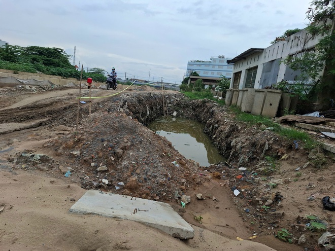 'Ổ g&agrave;' th&agrave;nh hố s&acirc;u, d&acirc;n đi lại nguy hiểm- Ảnh 4.