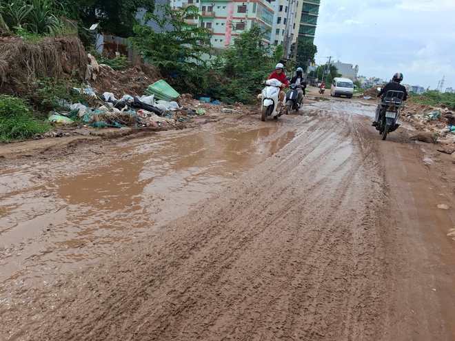 'Ổ g&agrave;' th&agrave;nh hố s&acirc;u, d&acirc;n đi lại nguy hiểm- Ảnh 6.