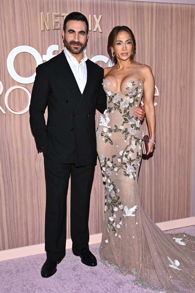 Jennifer Lopez n&oacute;ng bỏng b&ecirc;n bạn diễn giữa tin đồn t&igrave;nh &aacute;i - Ảnh 3.