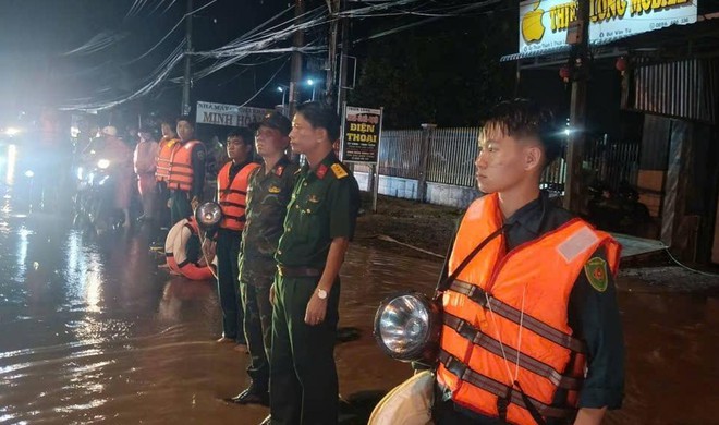 Đồng Nai: Kịp thời giải cứu 3 người d&acirc;n bị nước cuốn tr&ocirc;i - Ảnh 4.