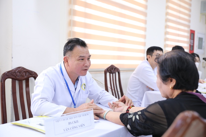500 người dân TP.HCM đồng diễn dưỡng sinh, khám sức khỏe miễn phí ngay tại phường - Ảnh 2.