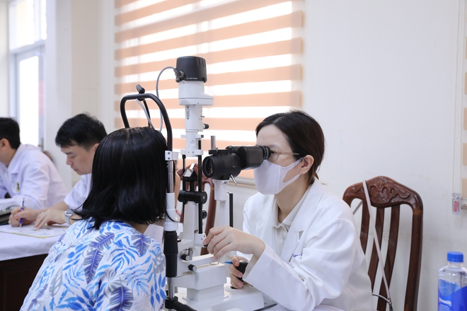 500 người dân TP.HCM đồng diễn dưỡng sinh, khám sức khỏe miễn phí ngay tại phường - Ảnh 4.