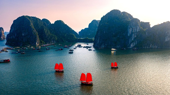 Ngắm c&aacute;nh buồm đỏ k&yacute; ức tr&ecirc;n nền xanh thẳm của vịnh Hạ Long - Ảnh 11.