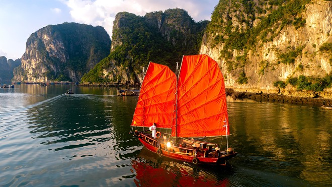 Ngắm c&aacute;nh buồm đỏ k&yacute; ức tr&ecirc;n nền xanh thẳm của vịnh Hạ Long - Ảnh 5.
