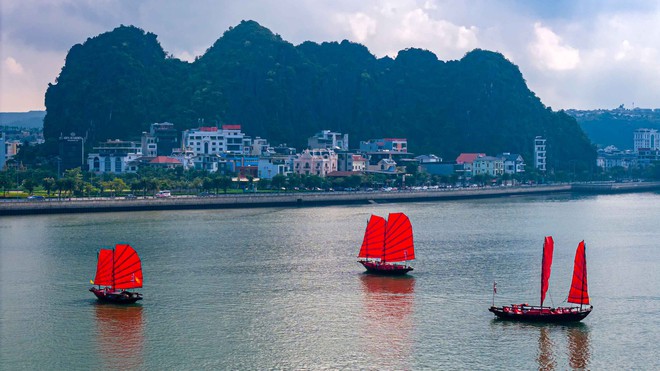 Ngắm c&aacute;nh buồm đỏ k&yacute; ức tr&ecirc;n nền xanh thẳm của vịnh Hạ Long - Ảnh 10.