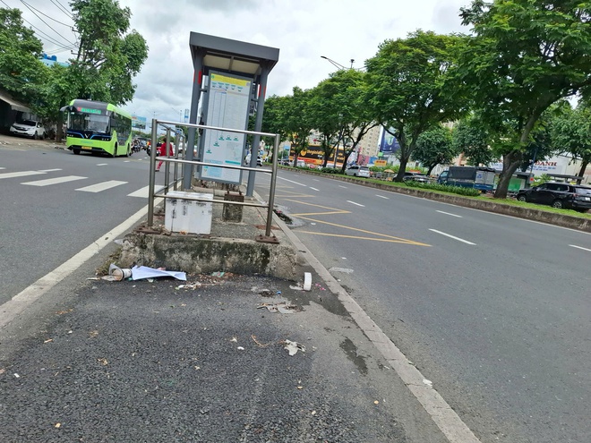 Nh&agrave; chờ xe bu&yacute;t nằm giữa đường- Ảnh 1.
