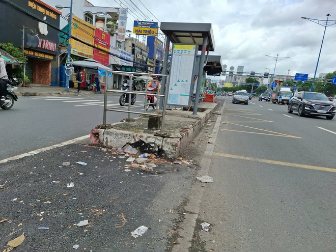 Nh&agrave; chờ xe bu&yacute;t nằm giữa đường- Ảnh 2.