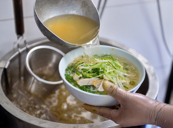Qu&aacute;n phở lần đầu được Michelin vinh danh nhưng chủ qu&aacute;n kh&ocirc;ng đến v&igrave; nghĩ 'lừa đảo'- Ảnh 6.