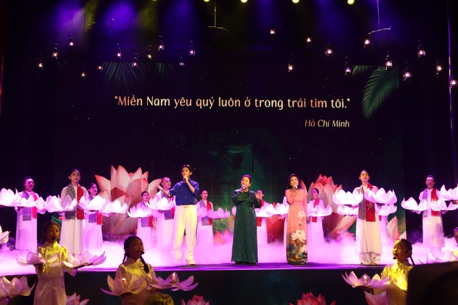 NSƯT Lam Tuyền, V&acirc;n Kh&aacute;nh h&aacute;t trong đ&ecirc;m nghệ thuật t&ocirc;n vinh Chủ tịch Hồ Ch&iacute; Minh- Ảnh 6.