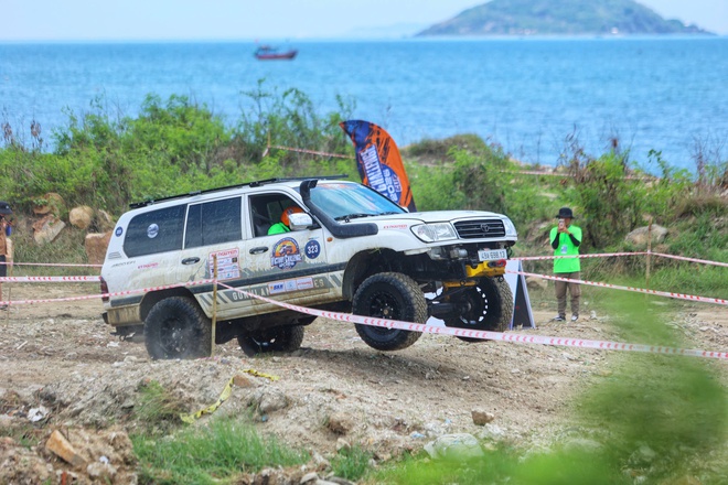 Đua xe địa h&igrave;nh tại Nha Trang, m&atilde;n nh&atilde;n cảnh xe bay bổng, lội nước tung t&oacute;e- Ảnh 7.