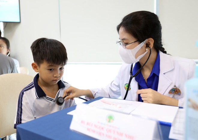 Trẻ mồ côi do Covid-19 ấm lòng, vui tươi trong ngày hội sức khỏe- Ảnh 2. Trẻ mồ côi do Covid-19 ấm lòng, vui tươi trong ngày hội sức khỏe- Ảnh 2.