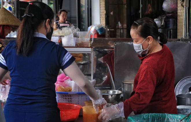 Quán bún riêu 'độc nhất' TP.HCM được Michelin gọi tên, khách ùn ùn tới ăn kín bàn - Ảnh 6.