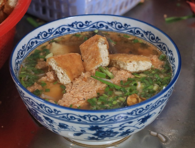 Quán bún riêu 'độc nhất' TP.HCM được Michelin gọi tên, khách ùn ùn tới ăn kín bàn - Ảnh 5.