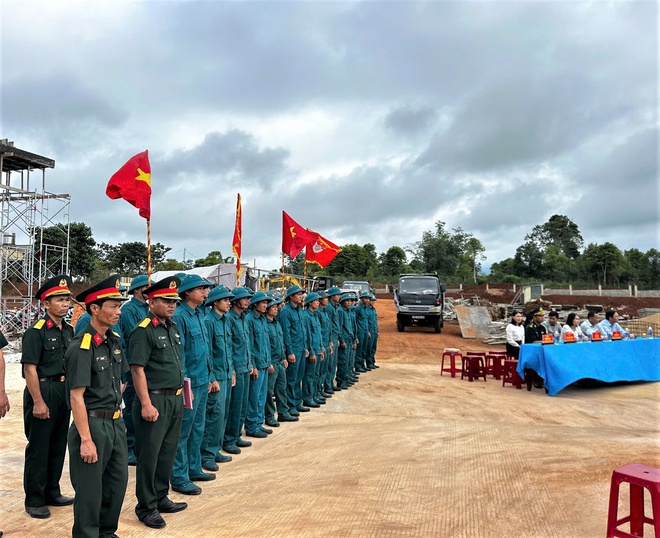 Dựng trường dưới nắng gi&oacute; bi&ecirc;n cương Quảng Trị- Ảnh 10.