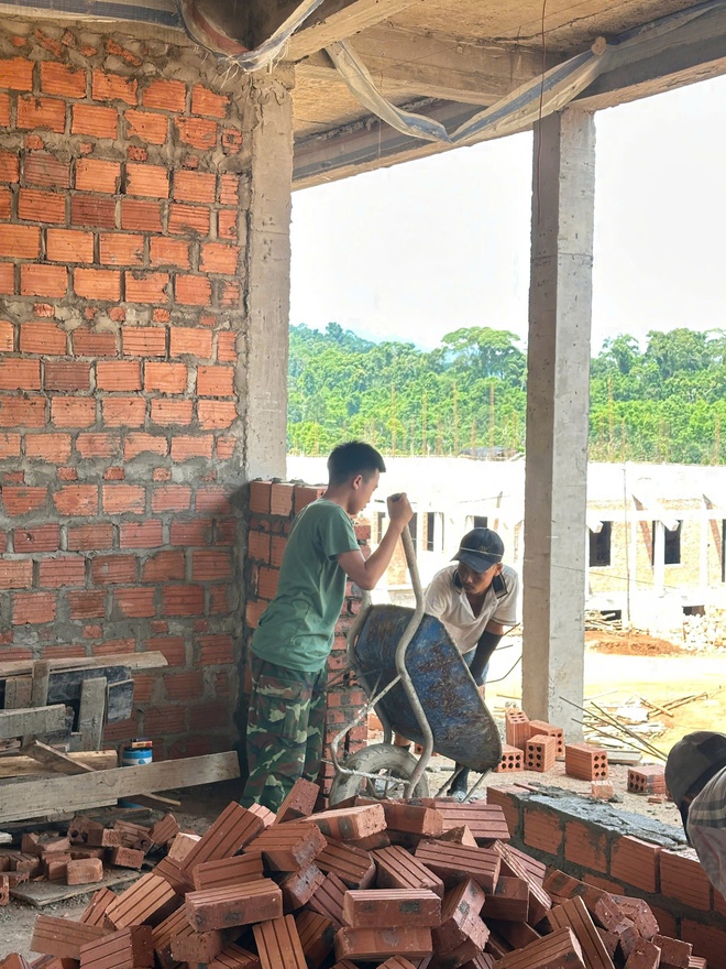 Dựng trường dưới nắng gi&oacute; bi&ecirc;n cương Quảng Trị- Ảnh 15.