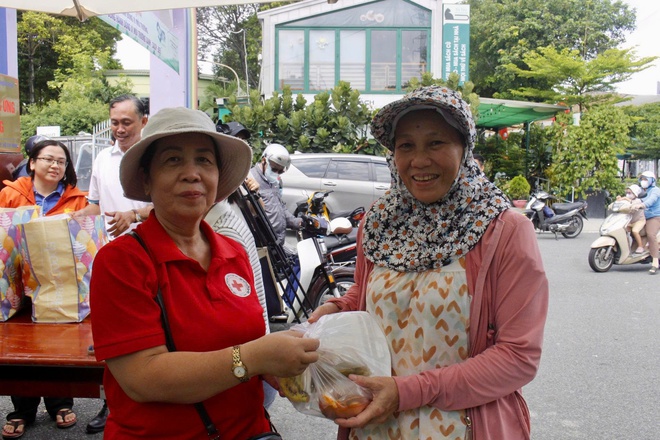 TP.HCM nghĩa tình: Người dân bất ngờ nhận ‘gấp đôi’ niềm vui- Ảnh 4. TP.HCM nghĩa tình: Người dân bất ngờ nhận ‘gấp đôi’ niềm vui- Ảnh 4.