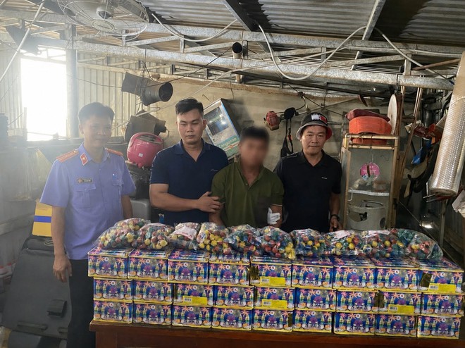 Đồng Nai: Bắt quả tang nhóm hút trộm dầu xe tải - Ảnh 2.
