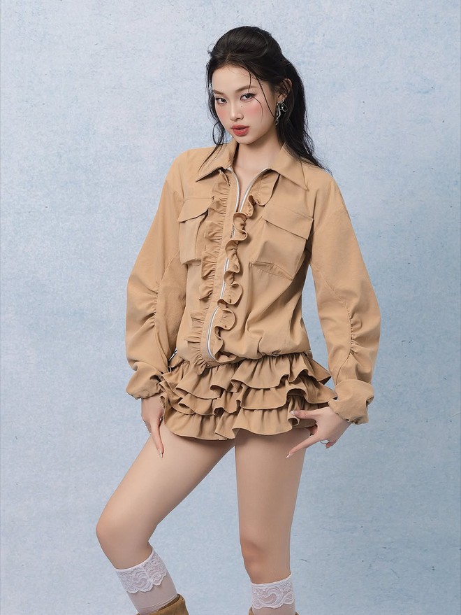 Chinh phục trang phục bèo nhún mà không lo sến sẩm- Ảnh 1. Chinh phục trang phục bèo nhún mà không lo sến sẩm- Ảnh 1.