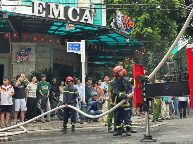 Cháy quán karaoke cao tầng ở Đà Nẵng, khói bốc cao giữa khu dân cư- Ảnh 2. Cháy quán karaoke cao tầng ở Đà Nẵng, khói bốc cao giữa khu dân cư- Ảnh 2.