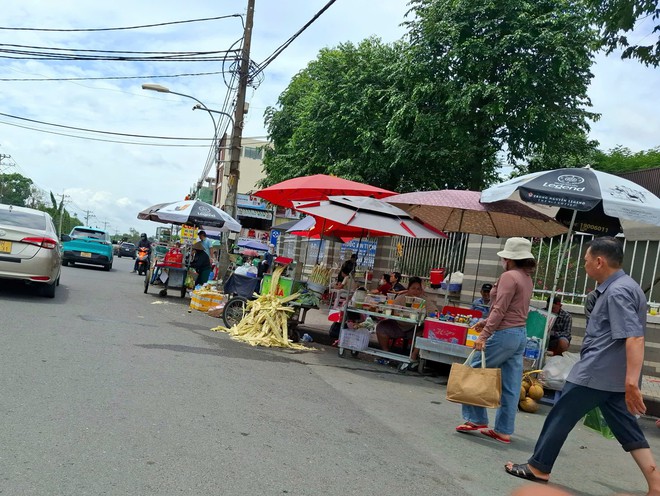 &ldquo;Điểm n&oacute;ng&rdquo; lấn chiếm vỉa h&egrave;, l&ograve;ng đường- Ảnh 3.