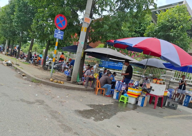 &ldquo;Điểm n&oacute;ng&rdquo; lấn chiếm vỉa h&egrave;, l&ograve;ng đường- Ảnh 4.