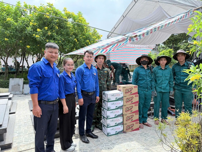 Tìm thấy nhiều di vật, ảnh trong mộ liệt sĩ- Ảnh 12.