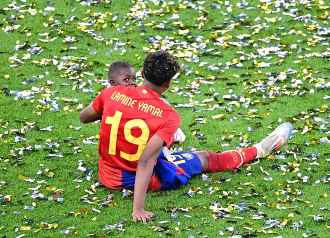 Em trai Yamal trở th&agrave;nh &lsquo;ng&ocirc;i sao World Cup&rsquo;, m&agrave;n &lsquo;l&egrave; lưỡi&rsquo; ăn mừng đ&aacute;ng y&ecirc;u được giải m&atilde;- Ảnh 1.
