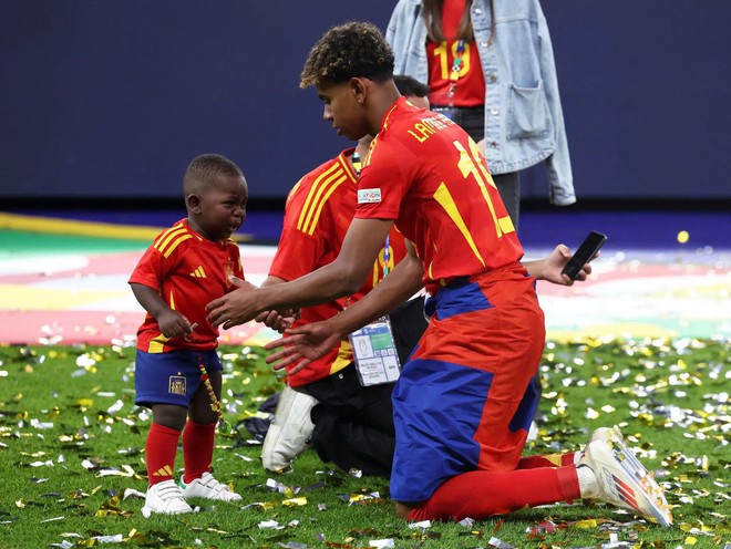 Em trai Yamal trở th&agrave;nh &lsquo;ng&ocirc;i sao World Cup&rsquo;, m&agrave;n &lsquo;l&egrave; lưỡi&rsquo; ăn mừng đ&aacute;ng y&ecirc;u được giải m&atilde;- Ảnh 3.