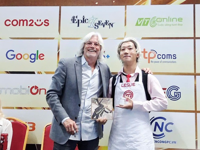Đầu bếp Mỹ 'Th&aacute;nh Li&ecirc;m' Leslie Gilliams k&yacute; tặng gần 1.000 CĐV tại The Grand Esports- Ảnh 2.