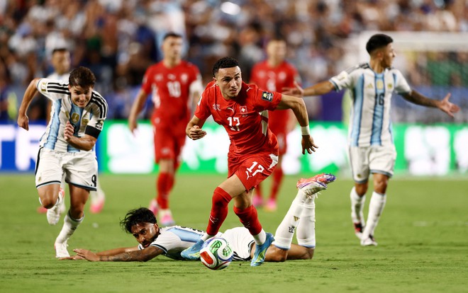 B&aacute;o Thụy Sĩ tiếc nuối khi đội nh&agrave; bị Argentina loại, th&aacute;n phục khoảnh khắc xuất thần của Alvarez- Ảnh 2.