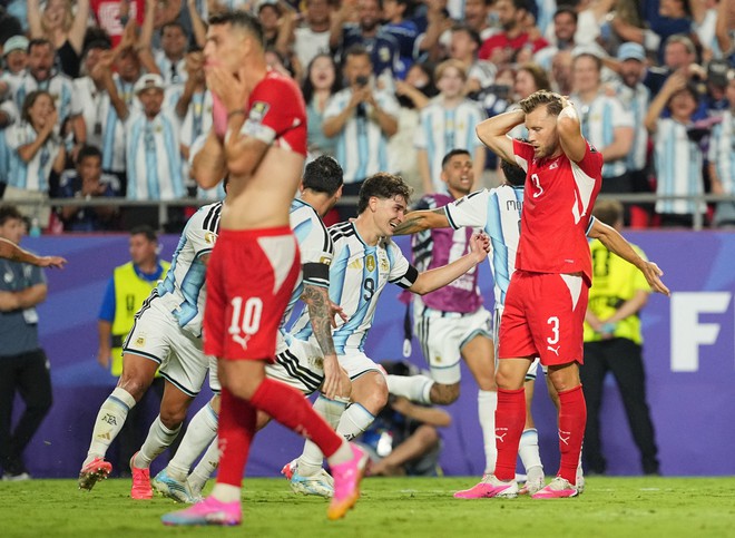 B&aacute;o Thụy Sĩ tiếc nuối khi đội nh&agrave; bị Argentina loại, th&aacute;n phục khoảnh khắc xuất thần của Alvarez- Ảnh 1.