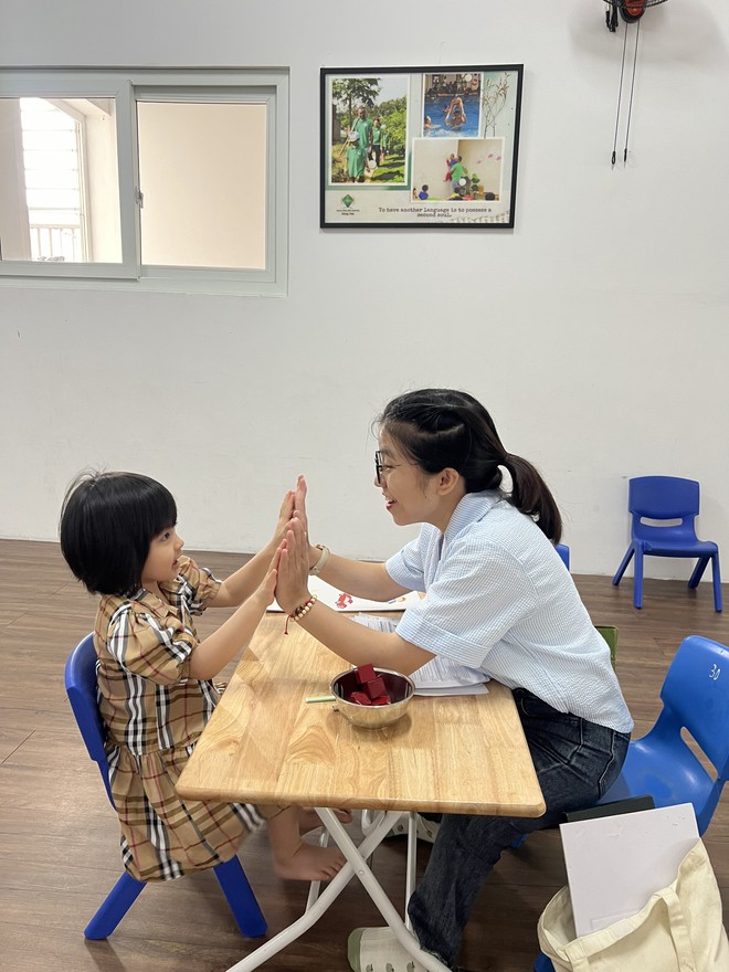 Cô giáo nhỏ với trái tim lớn - Ảnh 3.
