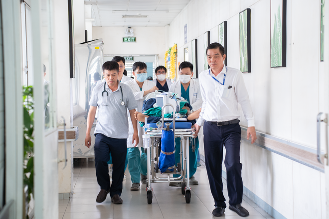 Bệnh nh&acirc;n Ấn Độ bị lật ca n&ocirc; ở Ph&uacute; Quốc về đến Bệnh viện Chợ Rẫy - Ảnh 1.