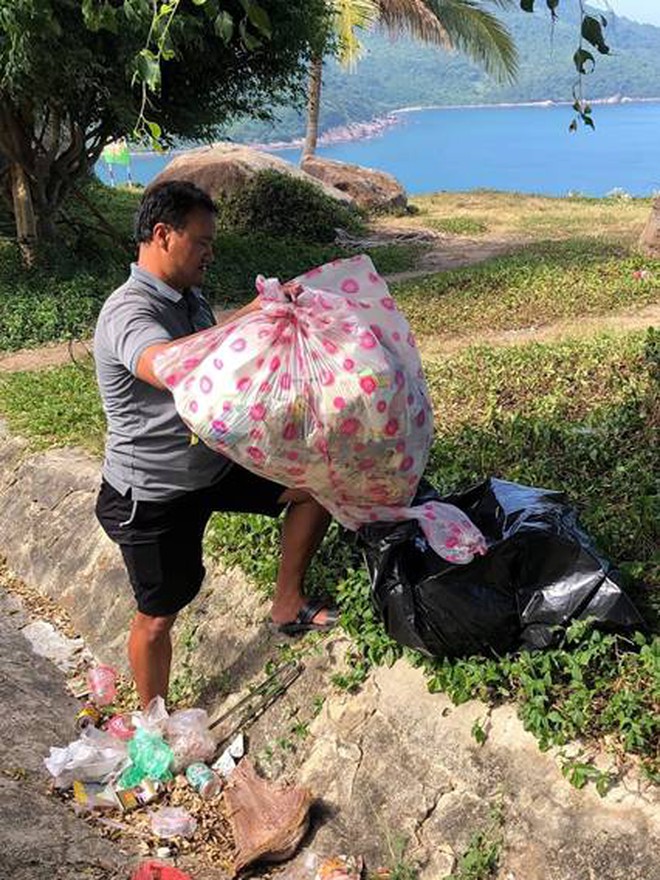&lsquo;Th&aacute;nh r&aacute;c&rsquo; ở Sơn Tr&agrave; - Ảnh 1.