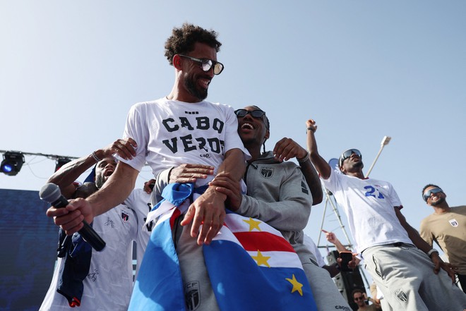 Áo đấu thủ môn Vozinha của Cabo Verde được bán giá kỷ lục: Hơn 330 triệu đồng- Ảnh 5.