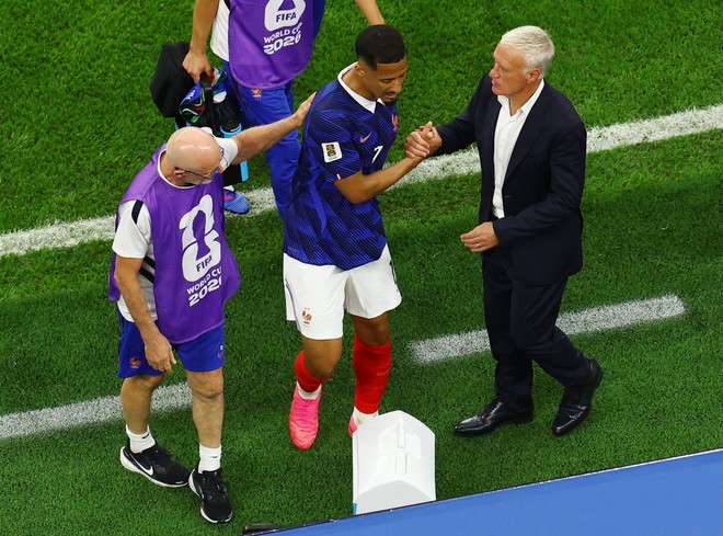 HLV Deschamps tr&aacute;ch Ph&aacute;p k&eacute;m nguy hiểm v&igrave; chơi dưới sức, ch&ecirc; lu&ocirc;n trọng t&agrave;i 'kh&ocirc;ng đủ tr&igrave;nh độ'- Ảnh 1.